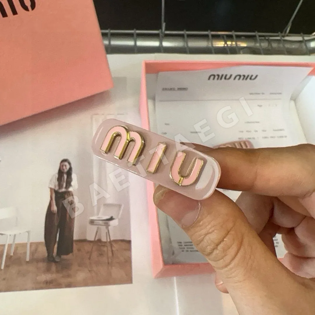 미우미우 레터 프린트 미니 사이드 클립 헤어악세 상세 이미지 3