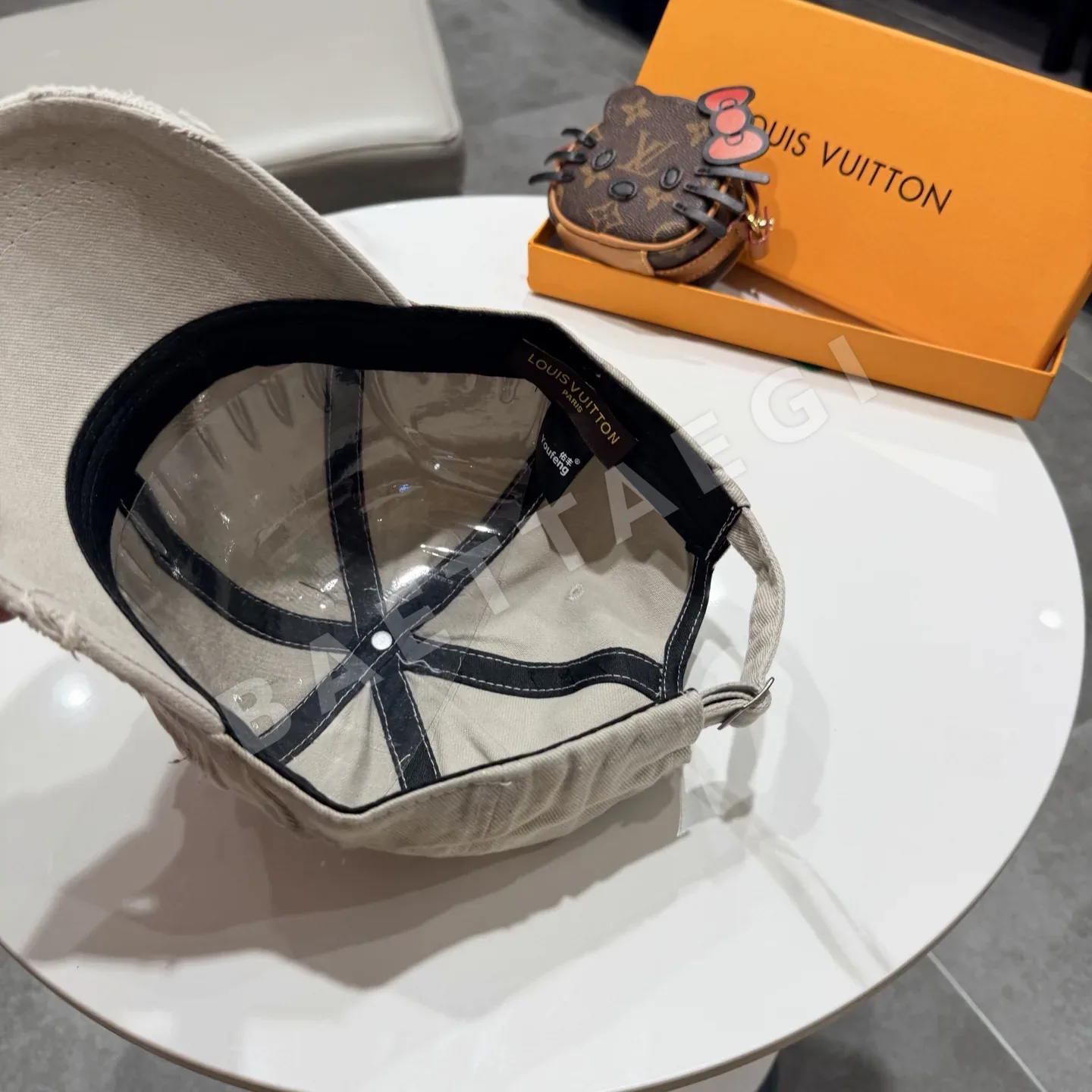 루이비통 LV 손상 가공 베이스볼 캡 상세 이미지 10