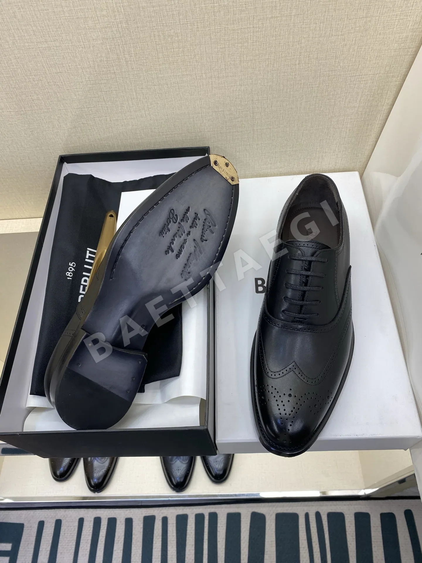 벨루티 로퍼 가죽 브로그 디테일 상세 이미지 10