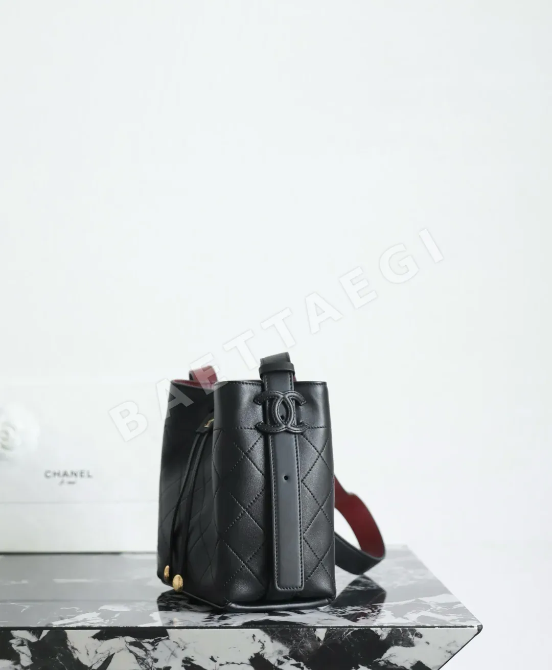 샤넬 폭넓은 숄더 스트랩 버킷 가방 스몰 블랙 상세 이미지 4