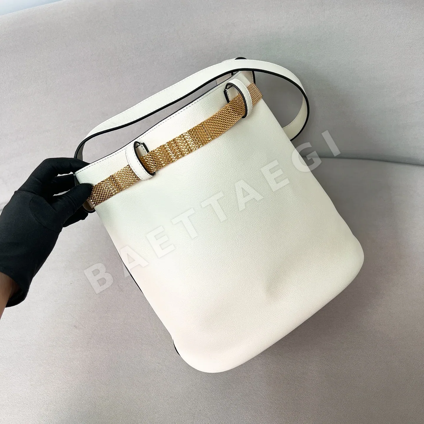프라다 물통형 송아지가죽 가방 1BE085 상세 이미지 4