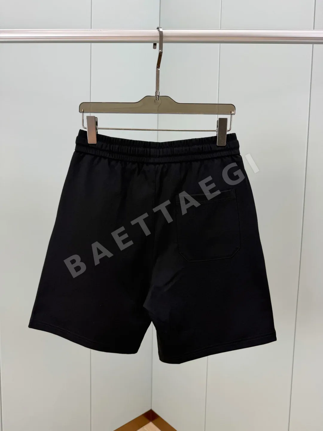 몽클레르 자수 배지 남성 코튼 반바지 상세 이미지 4