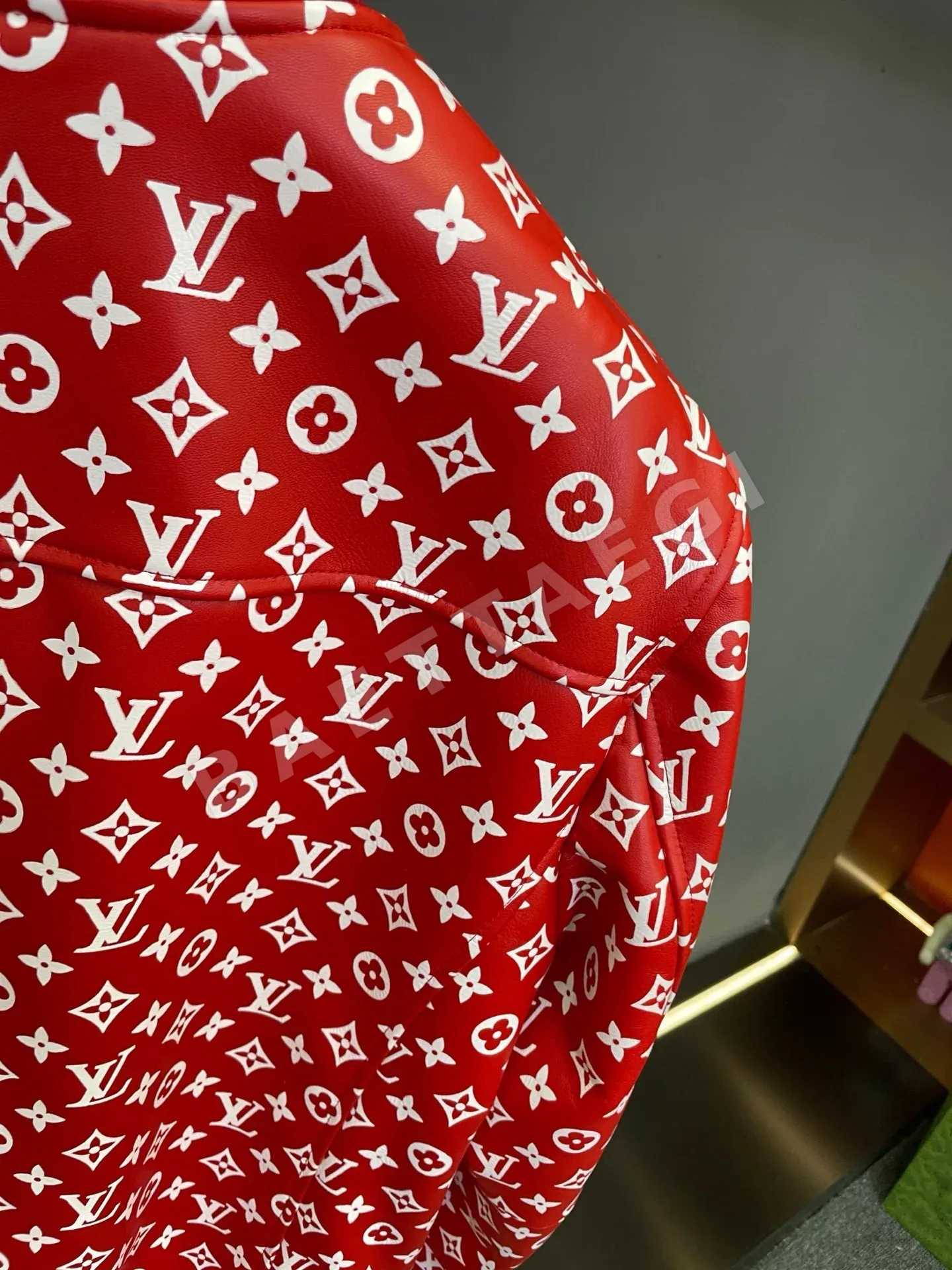 루이비통 레드 LV 모노그램 가죽 베이스볼 자켓 상세 이미지 9