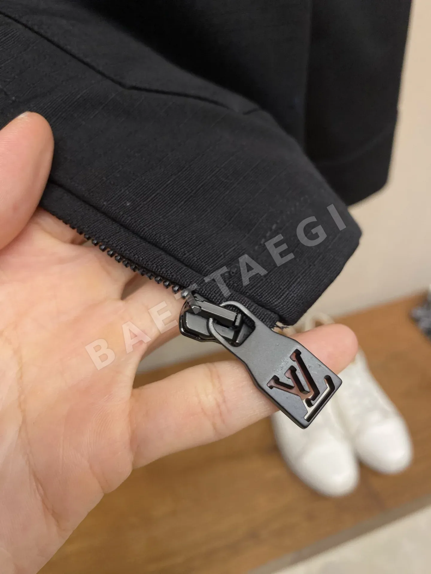 루이비통 LV 자카드 로고 자켓 상세 이미지 5
