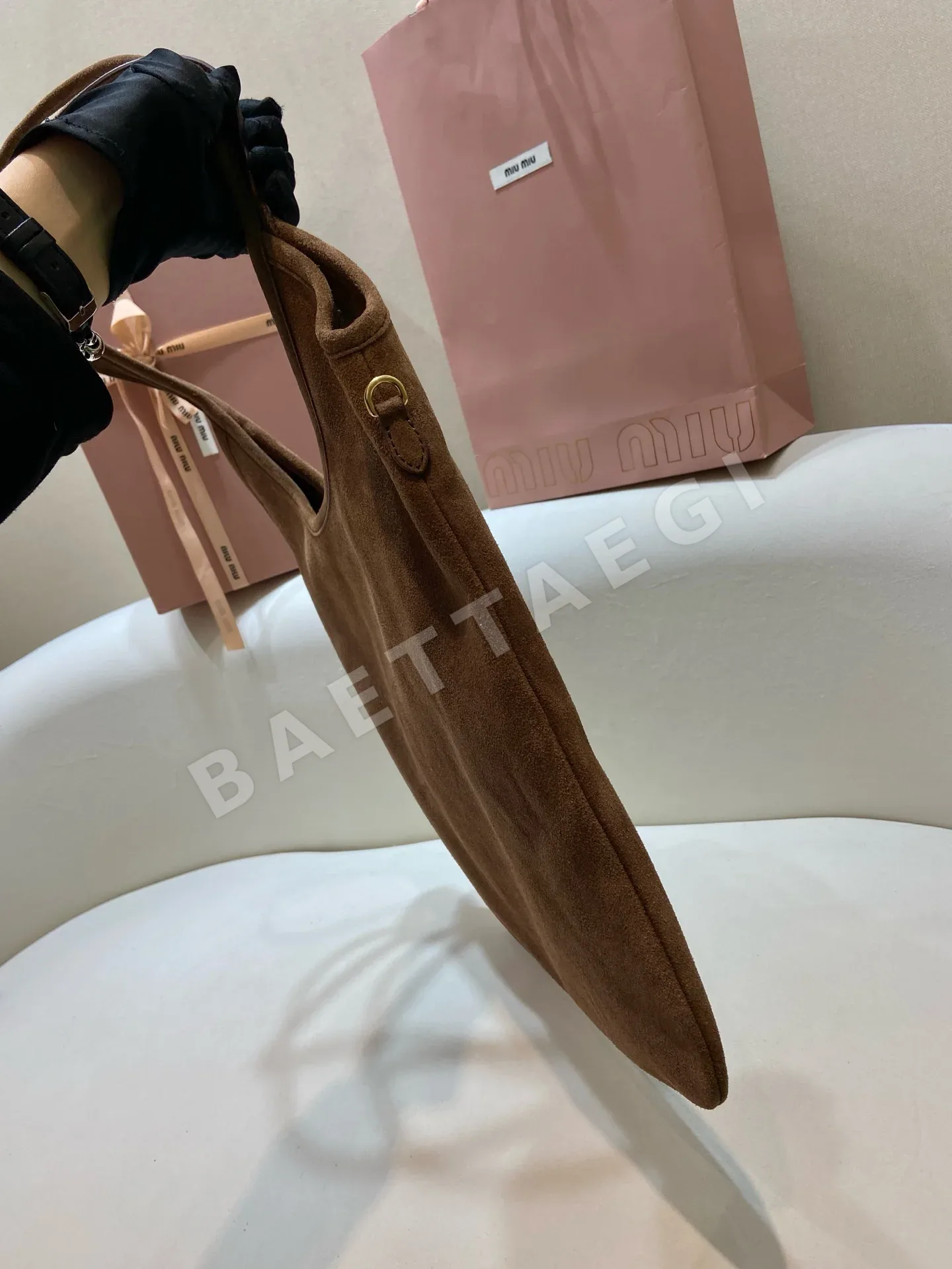 미우미우 아이비 스웨이드 가죽 핸드백 5BG231 상세 이미지 5