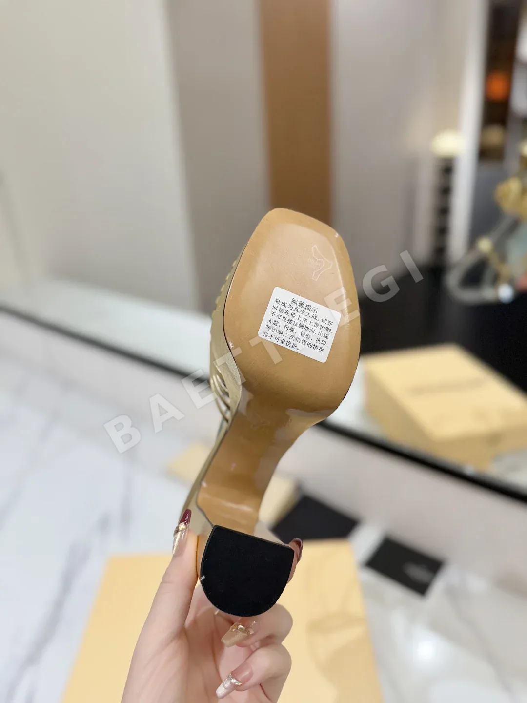 발렌티노 V버클 하트형 샌들 상세 이미지 9