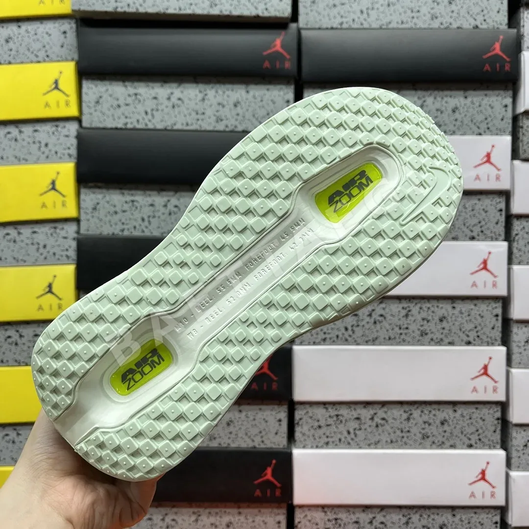 나이키 [CG] 보메로 프리미엄 HQ2050-300 201978 Nike Vomero Premium Barely Volt 상세 이미지 8
