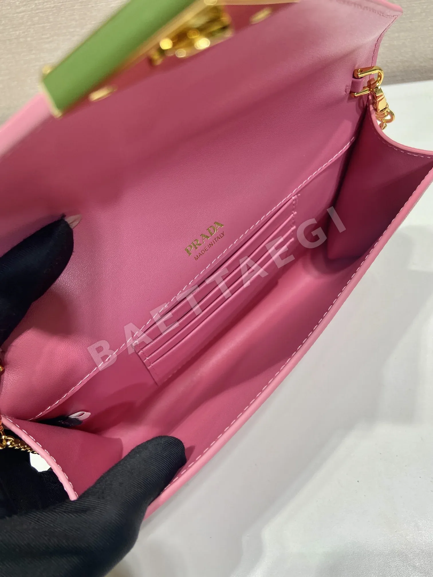프라다 크로스 그레인 가죽 클러치 숄더백 1BP051 상세 이미지 8