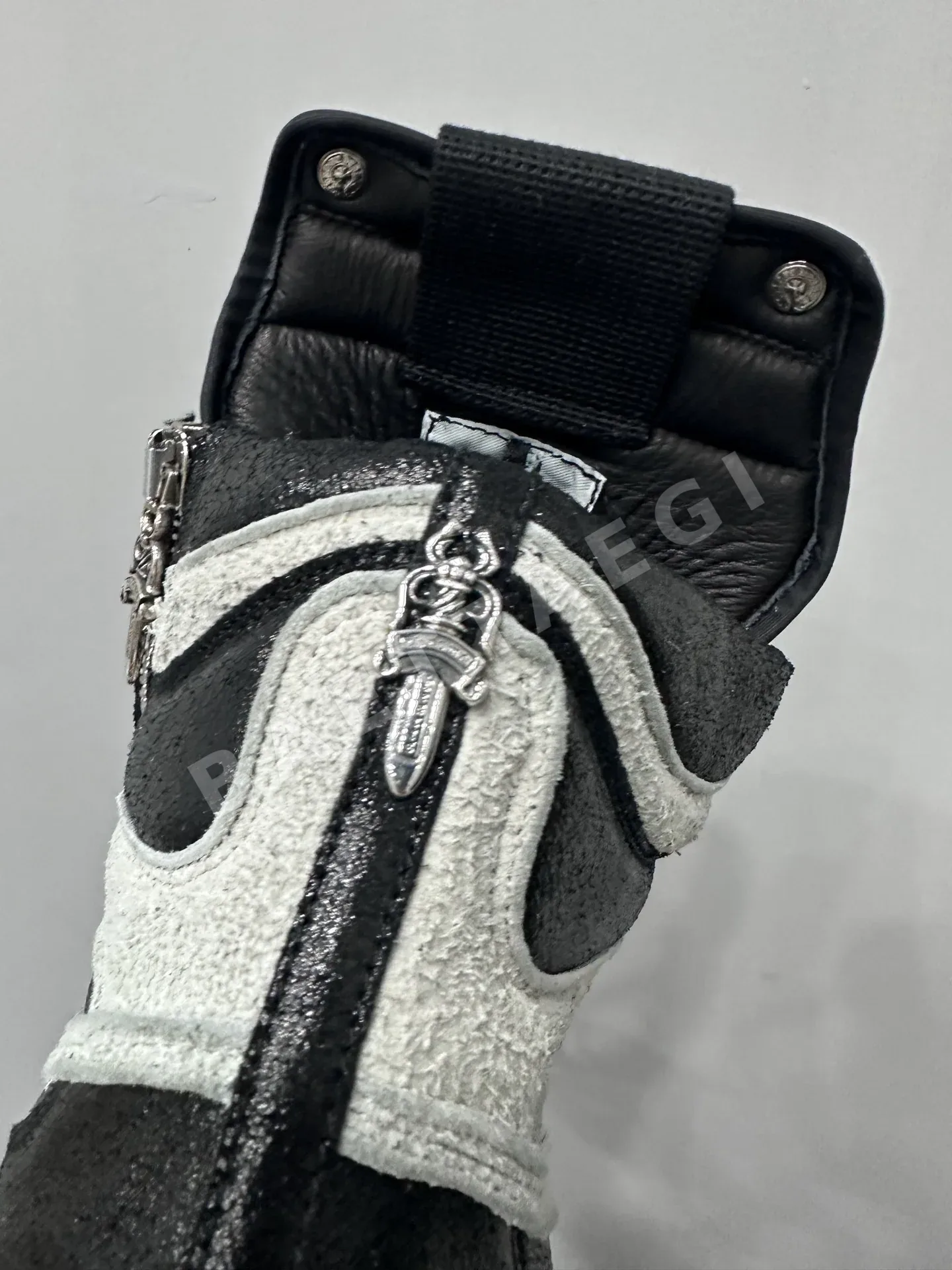 크롬하츠 스니커즈 라이트그레이 크로스 디자인 상세 이미지 6