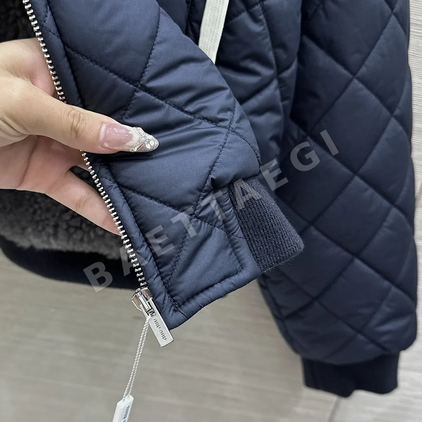 미우미우 테디 플리스 자수 다운 자켓 상세 이미지 7