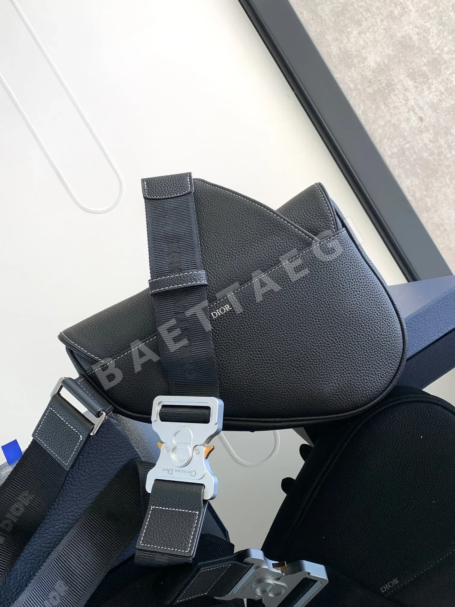디올 새들 블랙 그레인 카프스킨 가방 상세 이미지 3