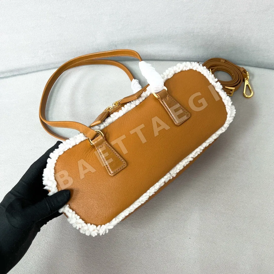 프라다 시어스킨 더블 핸들 핸드백 1BB124 상세 이미지 4