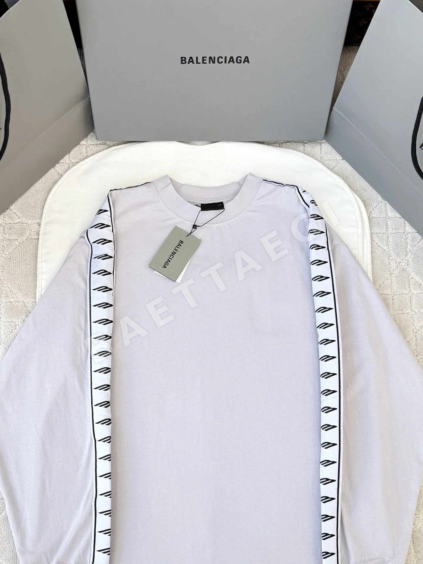 발렌시아가 3D 로고 테이프 웨빙 남성 긴팔 티셔츠 상세 이미지 4