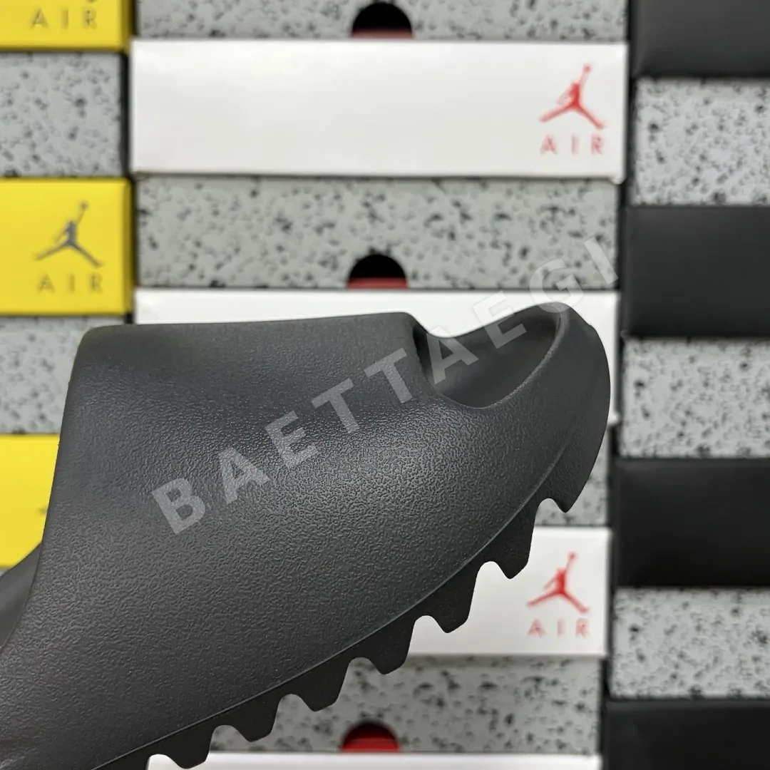 아디다스 [LW] 이지 슬라이드 HQ6448 200616 Adidas Yeezy Slide Onyx 상세 이미지 2