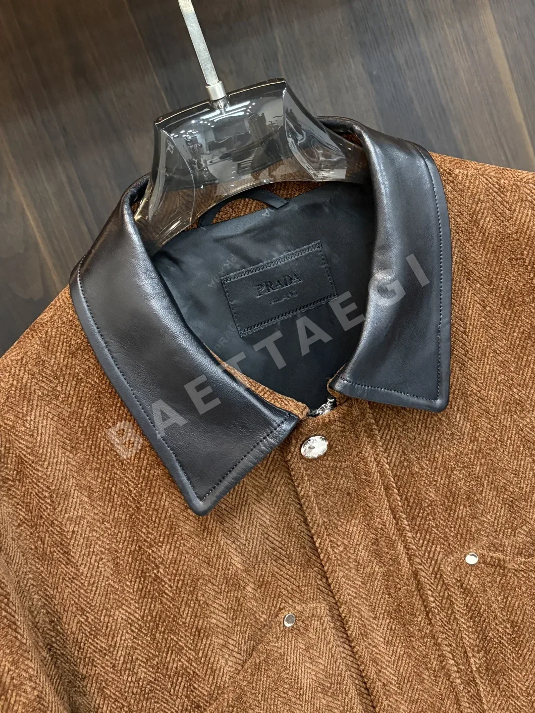 프라다 삼각 메탈 로고 남성 자켓 상세 이미지 5