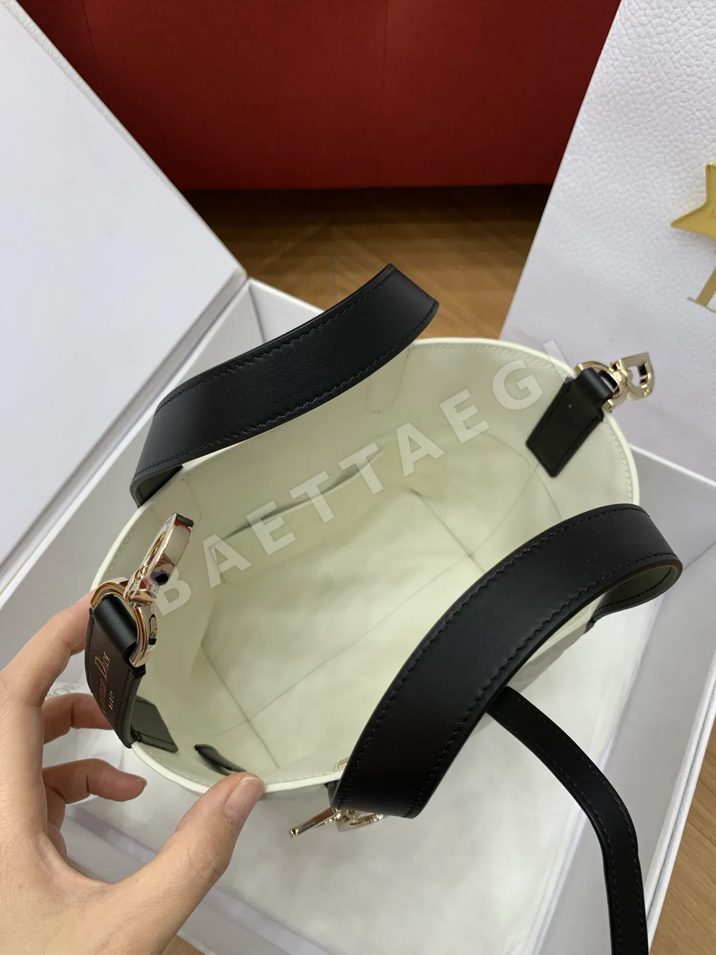 디올 뚜주흐 세로형 투톤 카프스킨 핸드백 상세 이미지 7