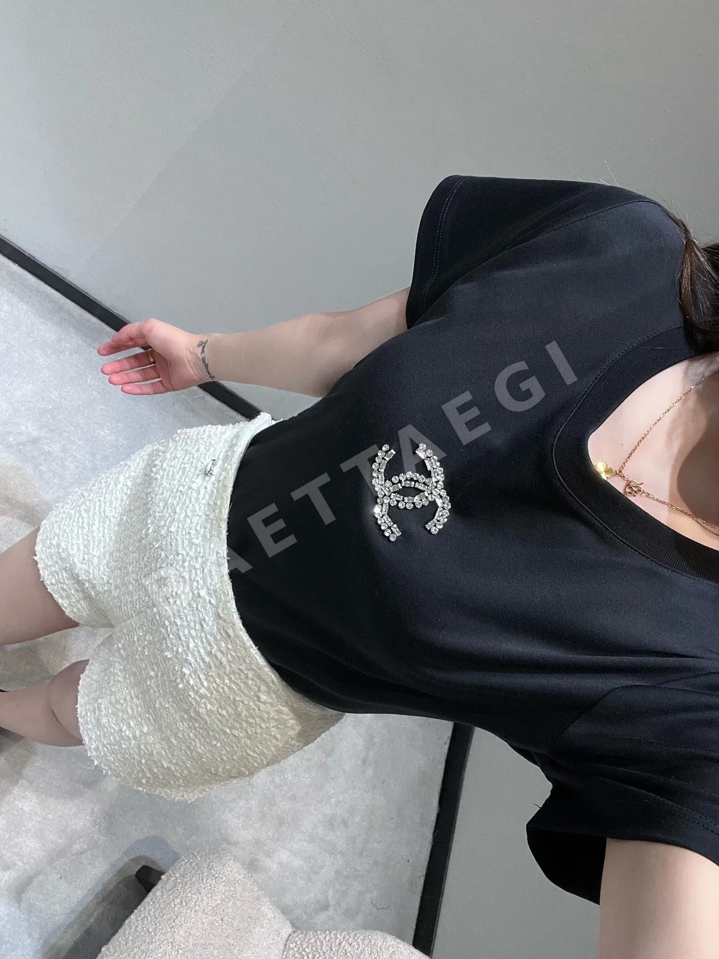 샤넬 CC 비즈 장식 크루넥 반팔 티셔츠 상세 이미지 5