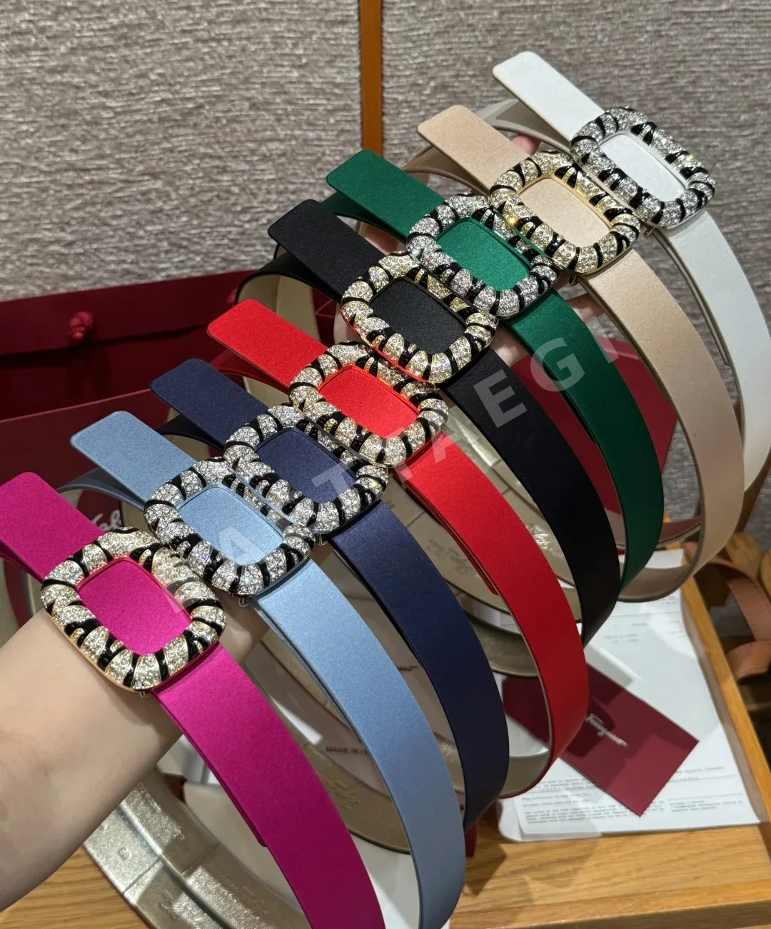 로저비비에 새틴 라인스톤 버클 벨트 180641