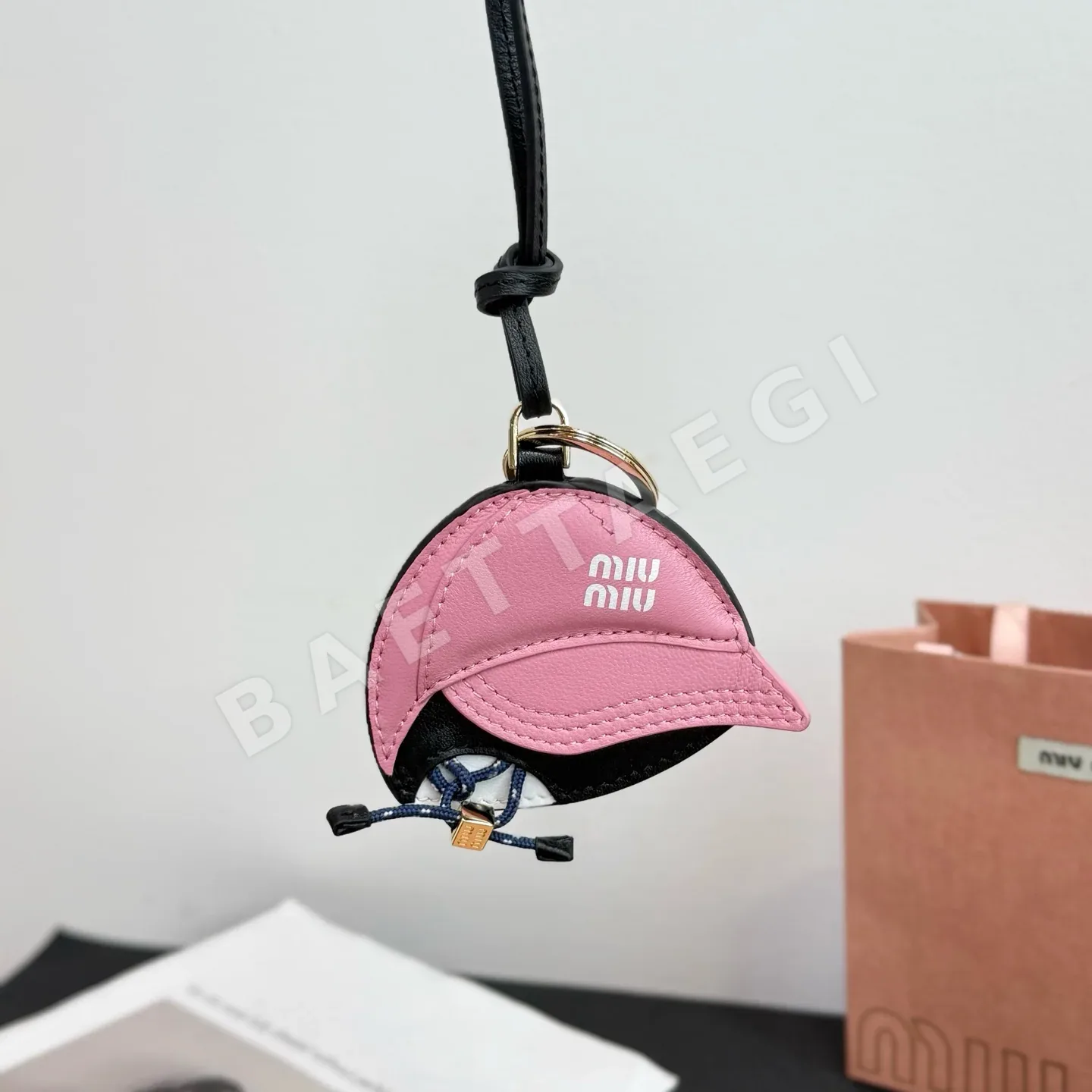 미우미우 가죽 베이스볼캡 키링 상세 이미지 4