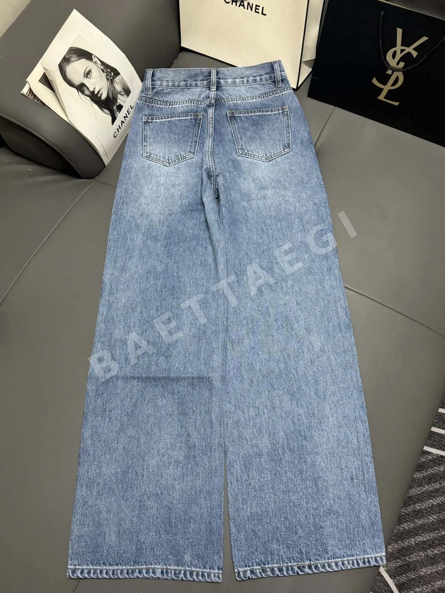 샤넬 메탈 로고 라인스톤 스트레이트 레그 데님 바지 상세 이미지 3