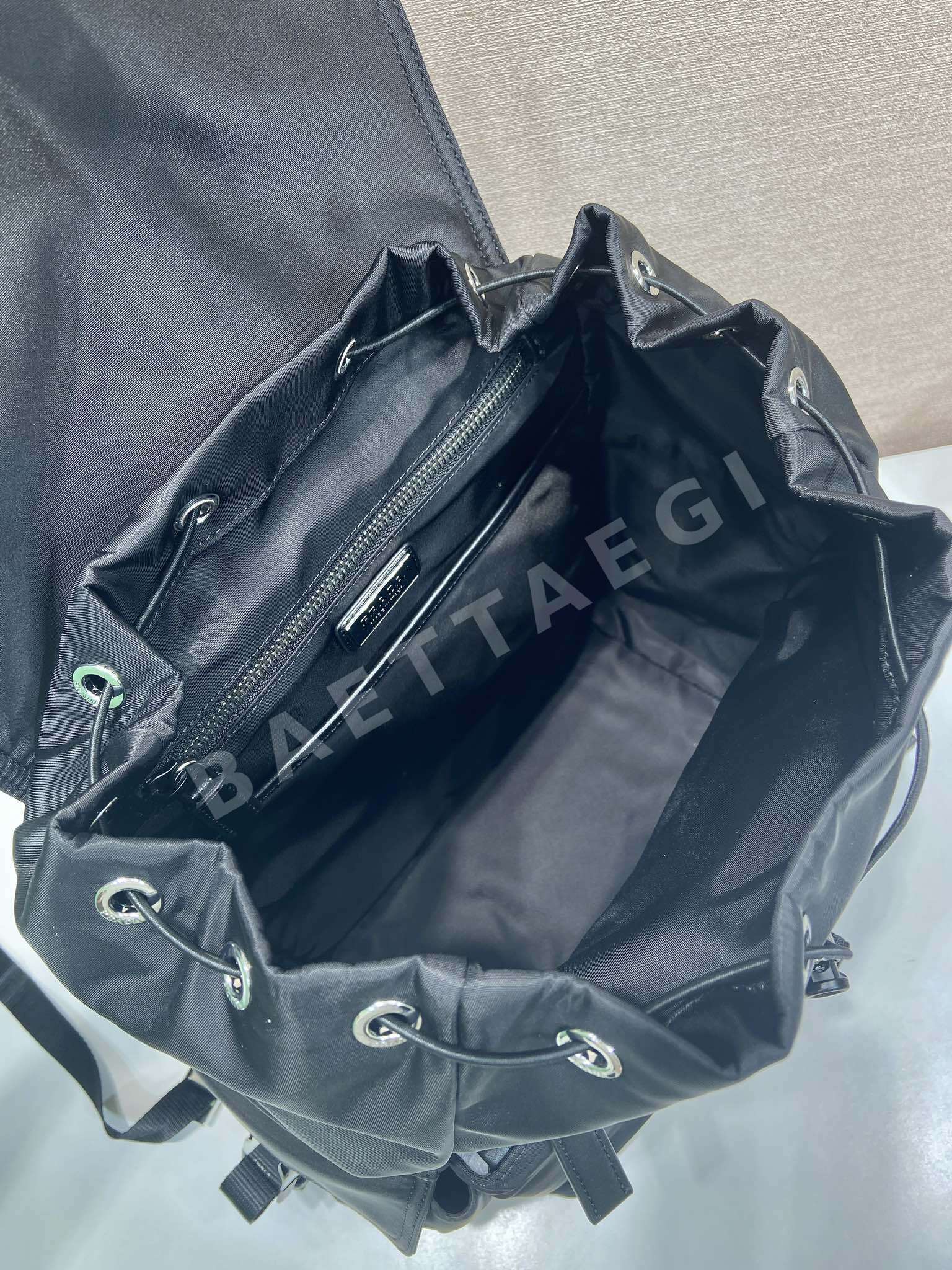 프라다 Explore 멀티포켓 나일론 가방 2VZ118 상세 이미지 8