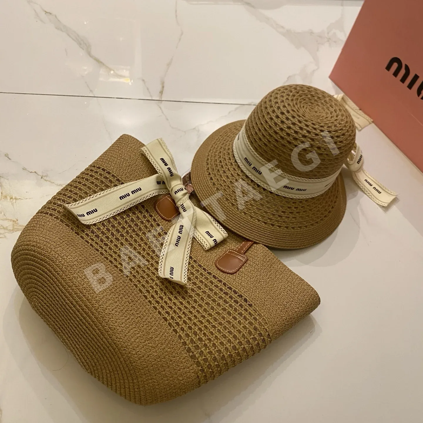 미우미우 펀칭 무늬 모자 상세 이미지 3
