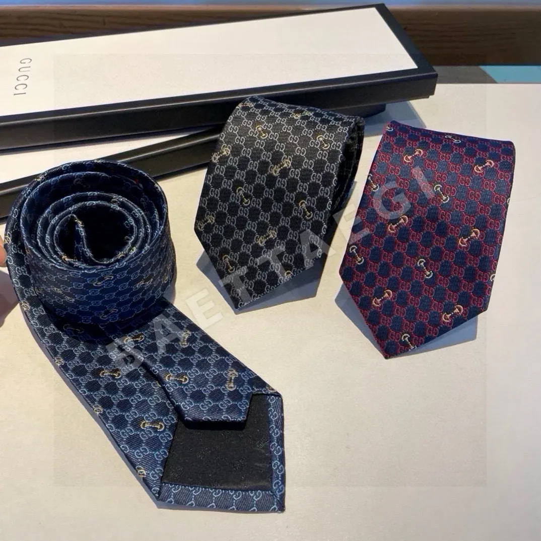 구찌 호스빗 자수 실크 넥타이 111707