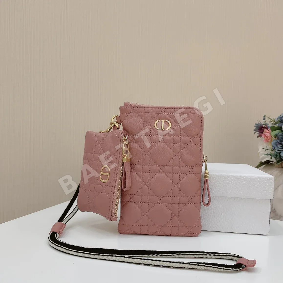 디올 카로 퀼팅 소가죽 클러치 지갑 22266