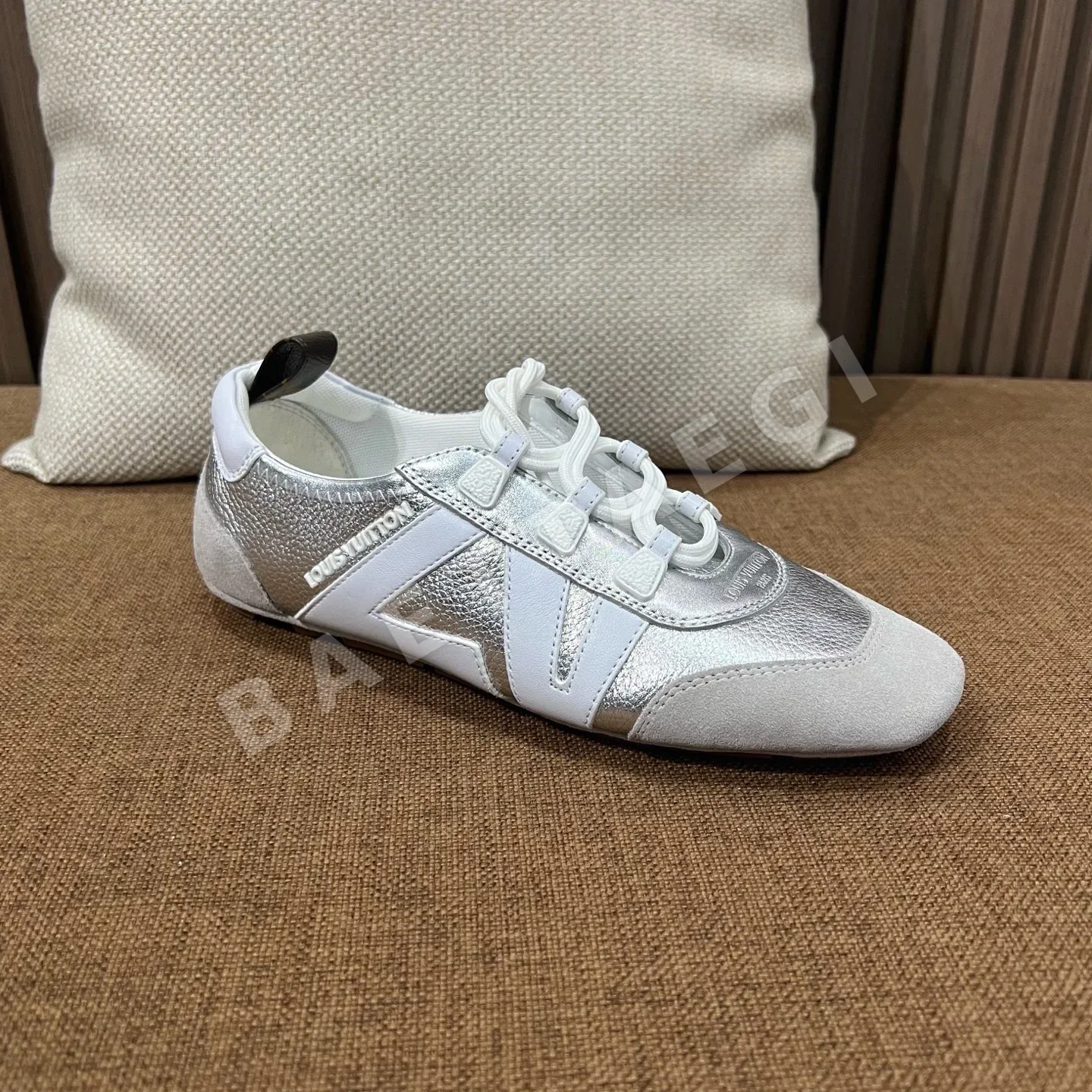 루이비통 스니커즈 램스킨 모노그램 LV 로고 상세 이미지 6