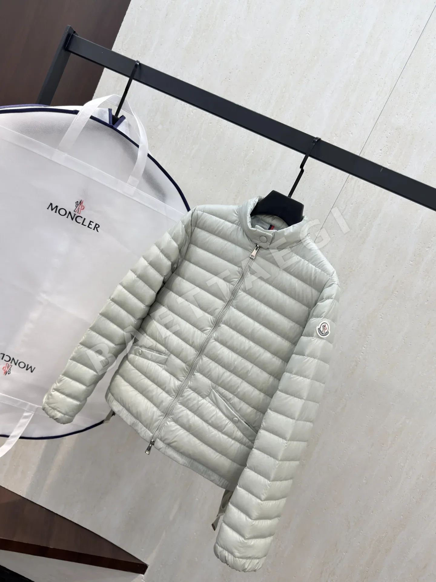 몽클레르 아잘리 쇼트 다운 자켓 상세 이미지 3