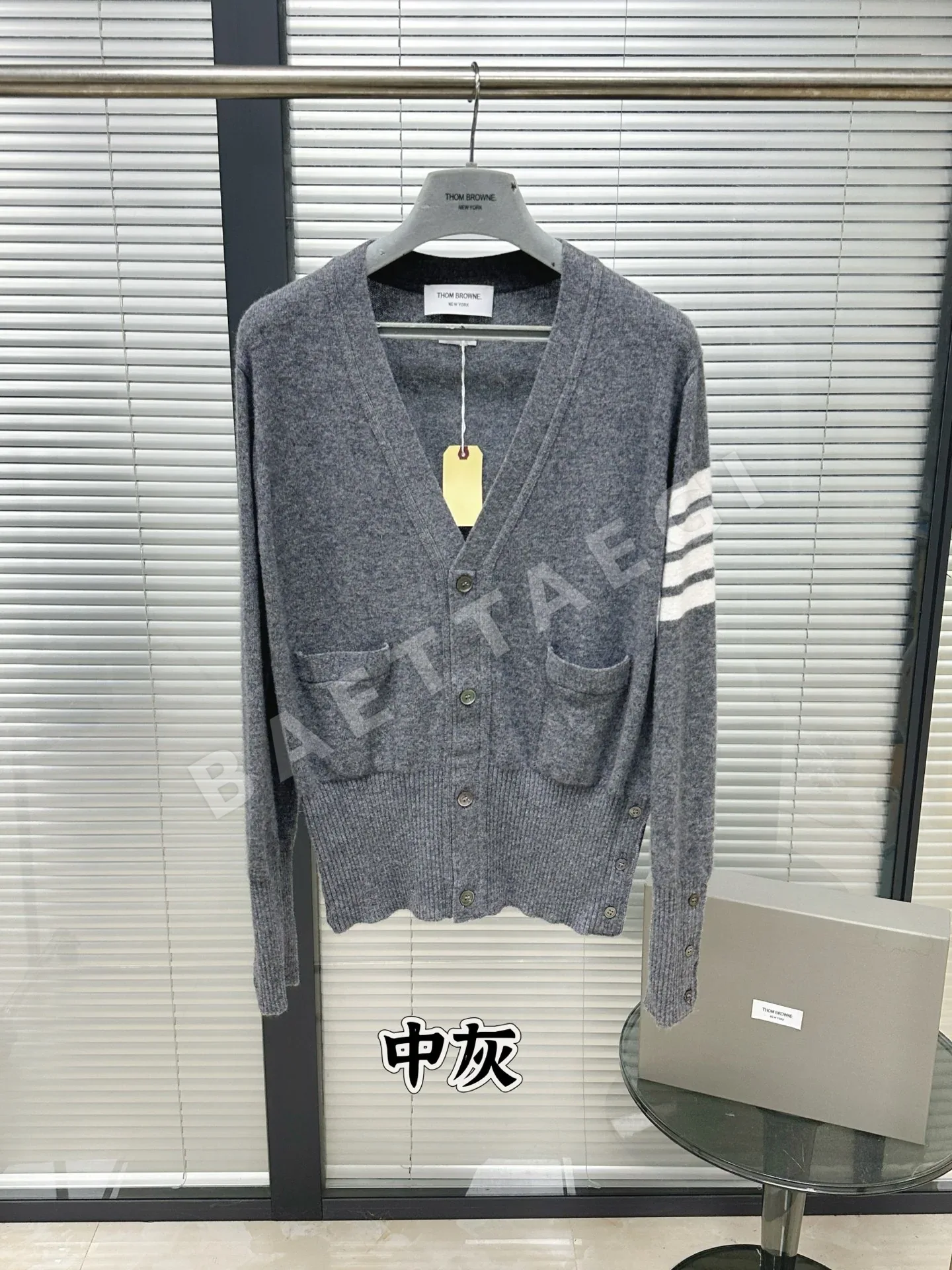 톰브라운 클래식 울 남성 가디건 상세 이미지 2