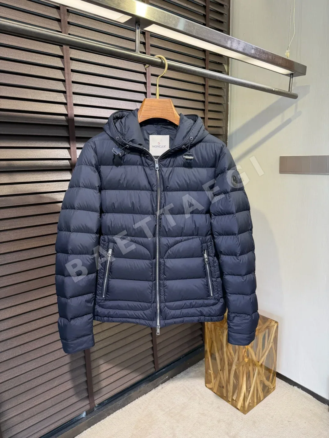 몽클레르(Moncler) 세스트리에 후드 쇼트 다운 재킷 M99805