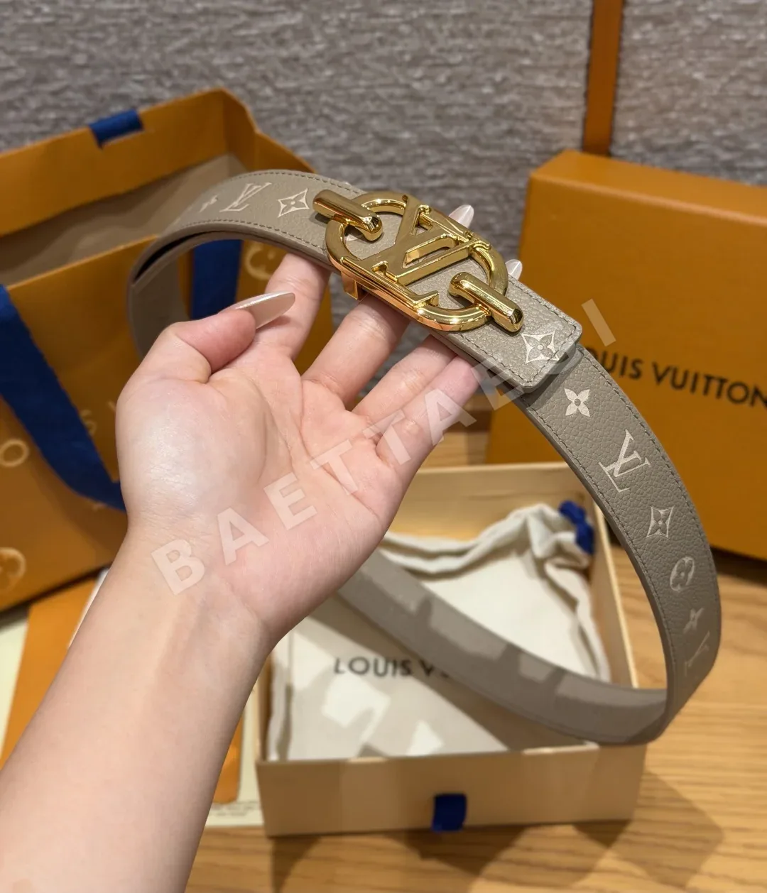루이비통 아이코닉 30mm 리버시블 소가죽 벨트 상세 이미지 4