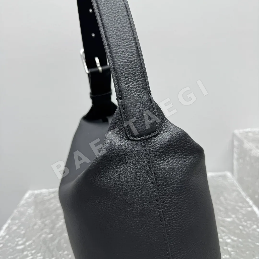 더로우 이사 미니 버킷백 상세 이미지 8