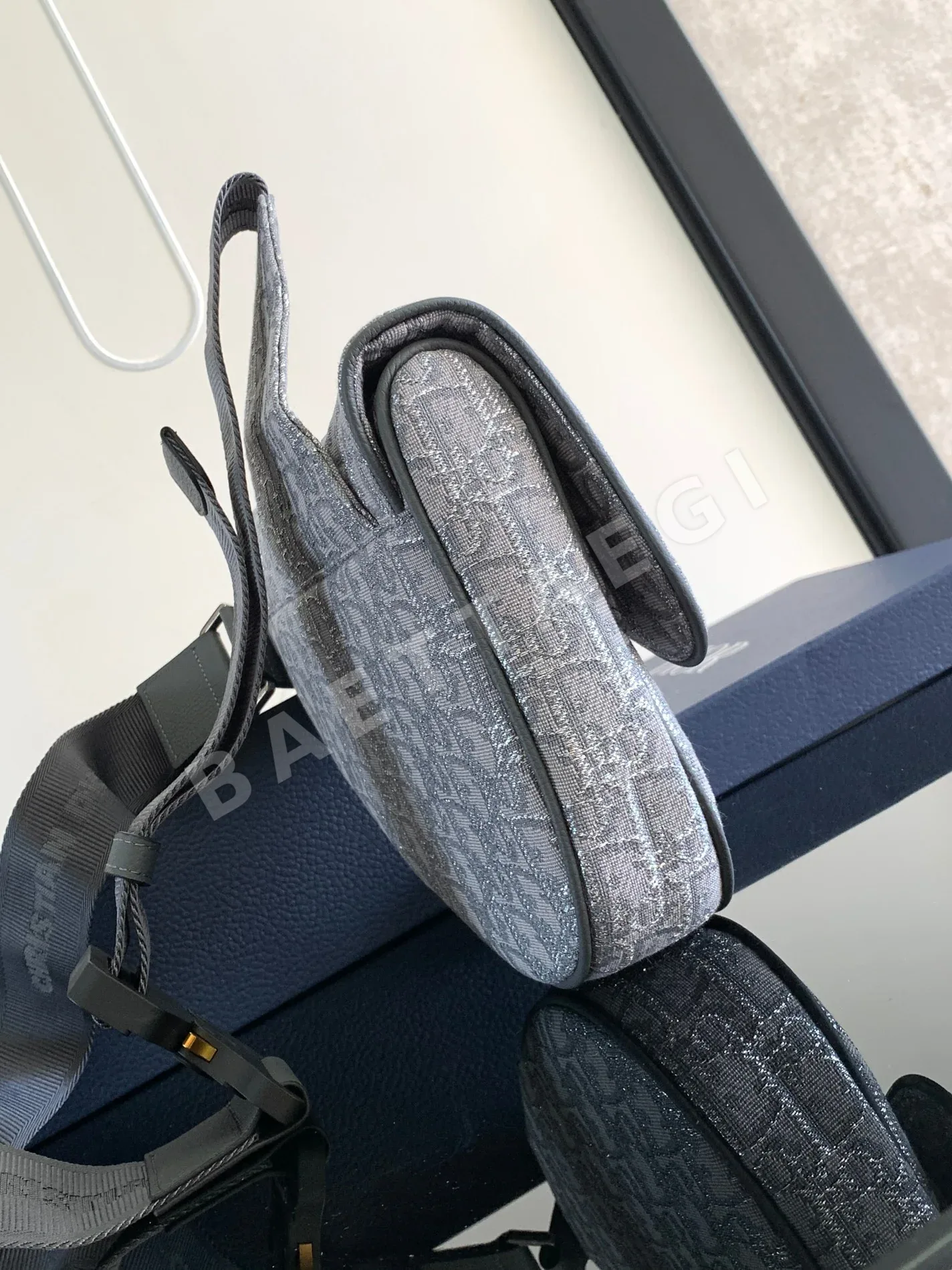 디올 CD 다이아몬드 패턴 네이비 캔버스 숄더백 상세 이미지 2