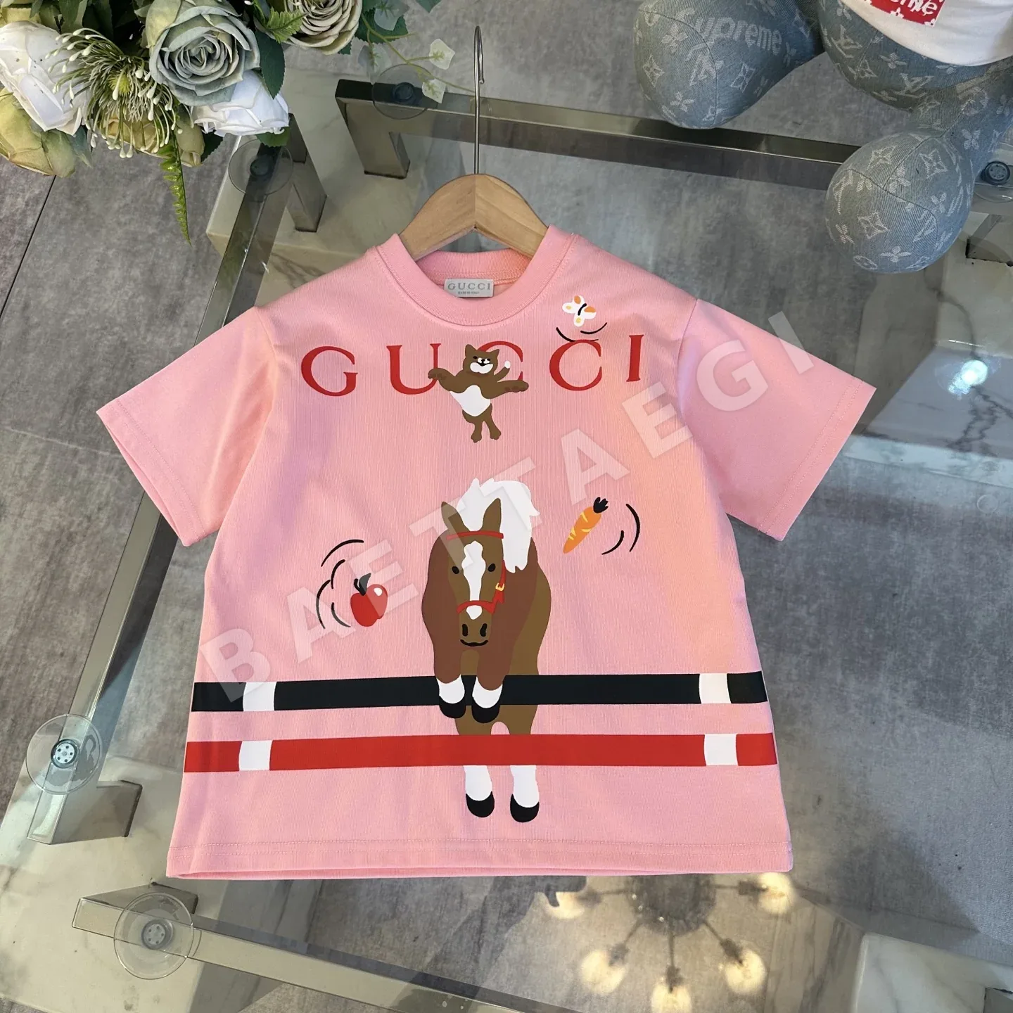 GUCCI* *Qi 2026 早春子供服 新作 半袖 新年プリント 発泡Tシャツ、オリジナル品質、230g ヘビーウェ