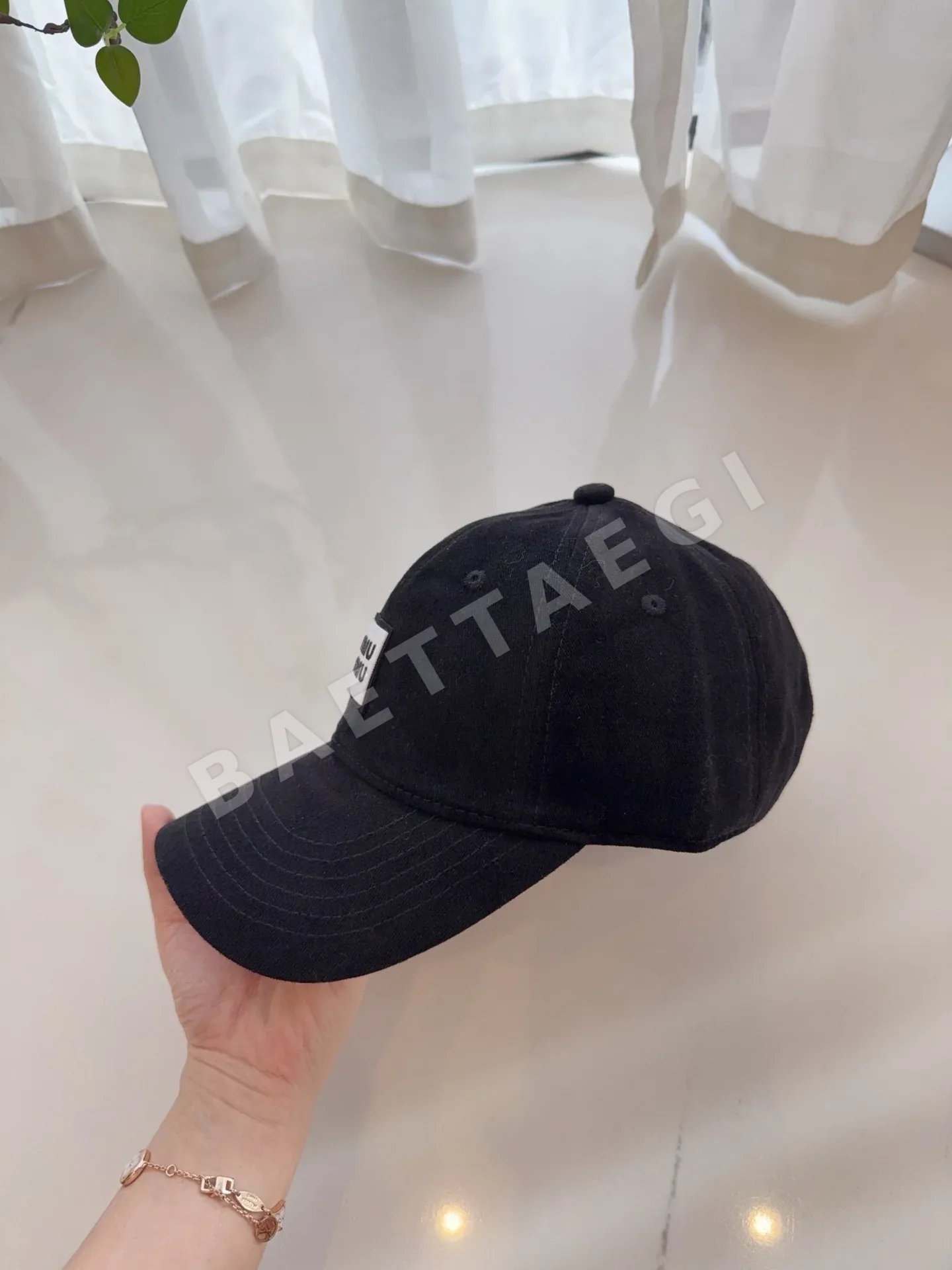 미우미우 로고 캡 상세 이미지 5