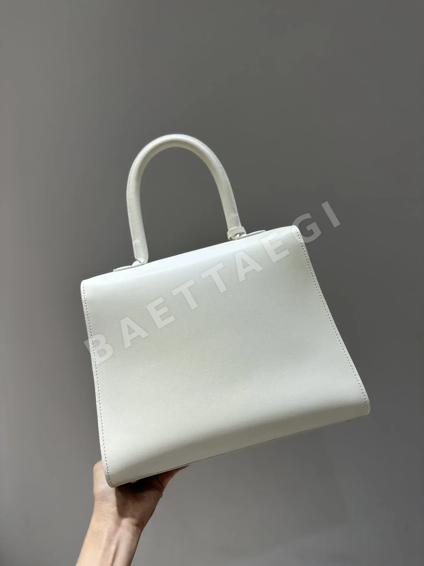 델보 브라스트랩 램스킨 숄더백 상세 이미지 3
