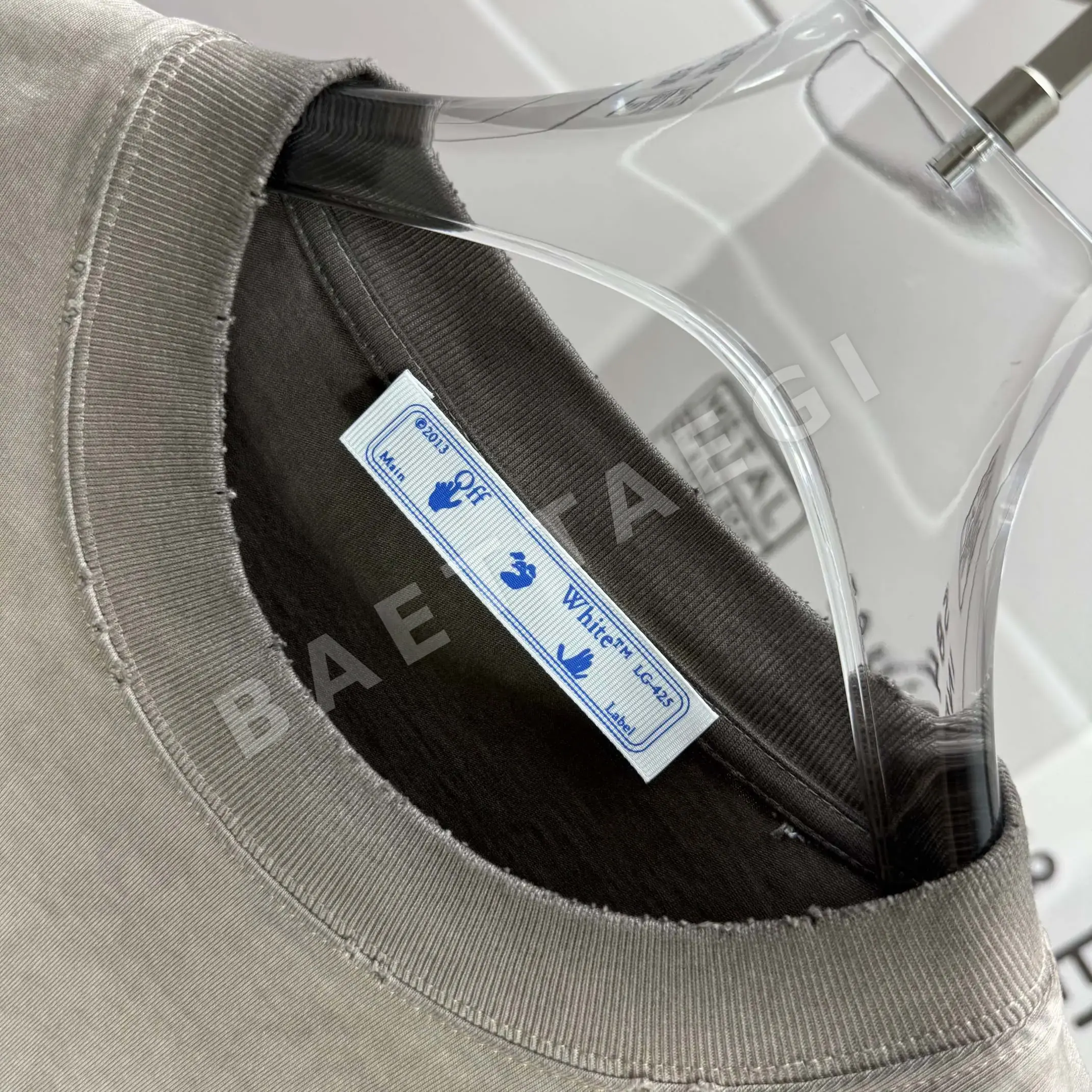 오프화이트 워시 가공 데미지 크루넥 반팔 티셔츠 상세 이미지 5