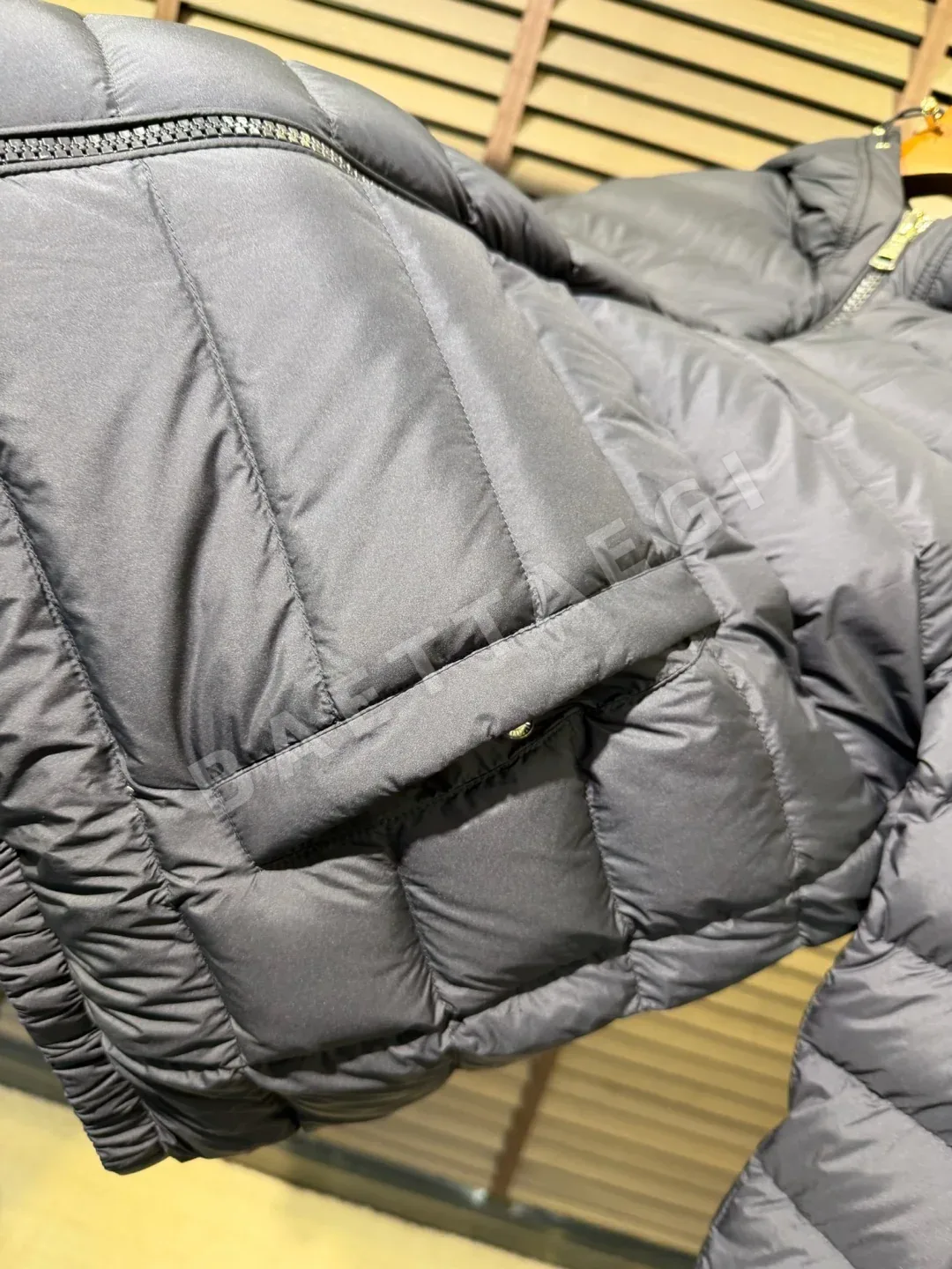 몽클레르 베르메일 후드 쇼트 다운 자켓 M3552 상세 이미지 6