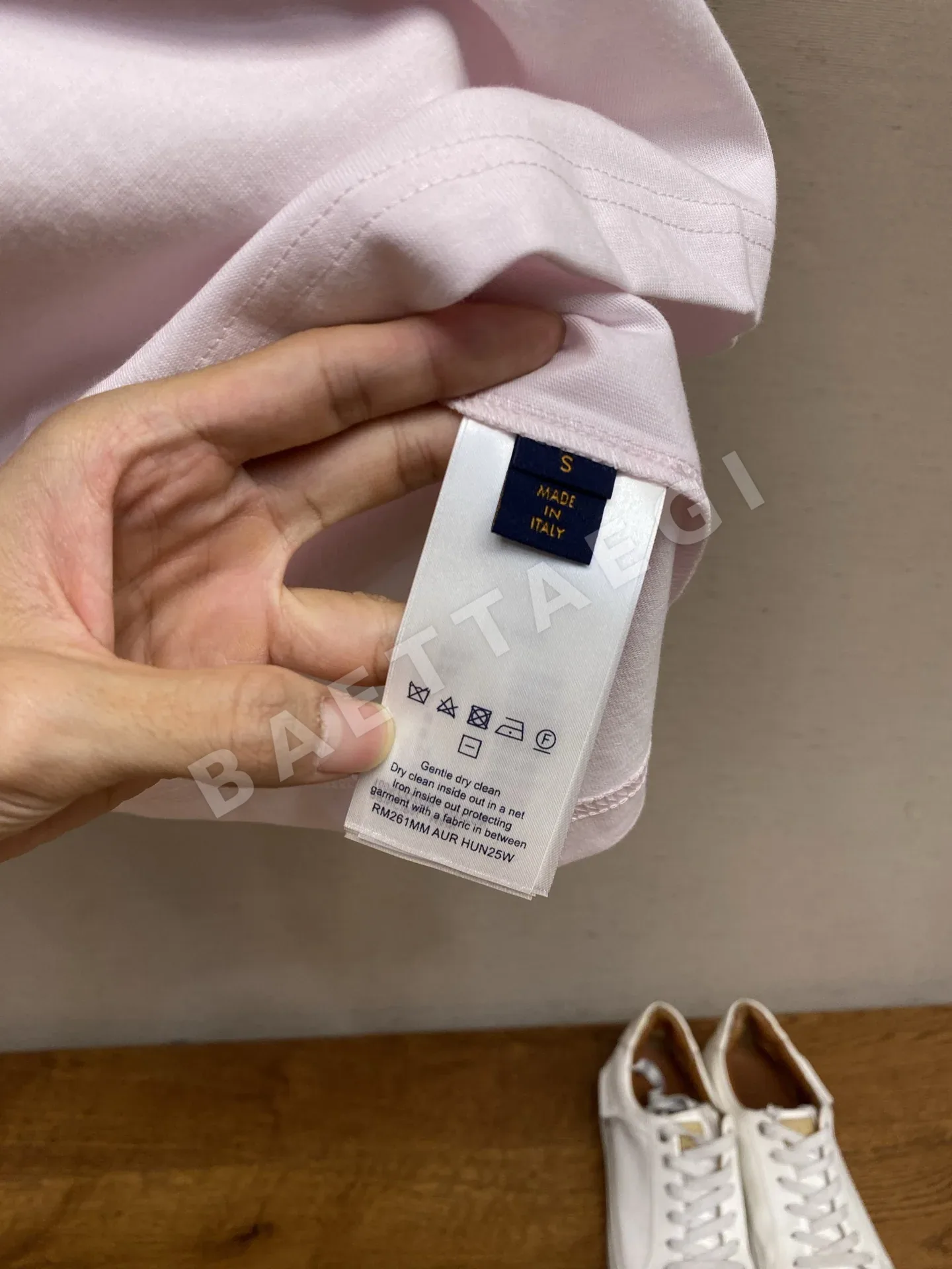 루이비통 LV 핫스탬핑 엠보스 반팔 티셔츠 상세 이미지 8