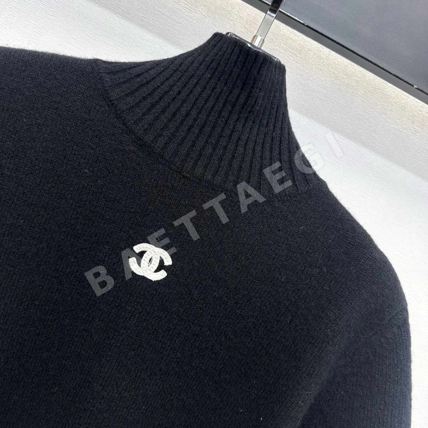 샤넬 더블 C 자수 하이넥 반팔 니트 상세 이미지 3