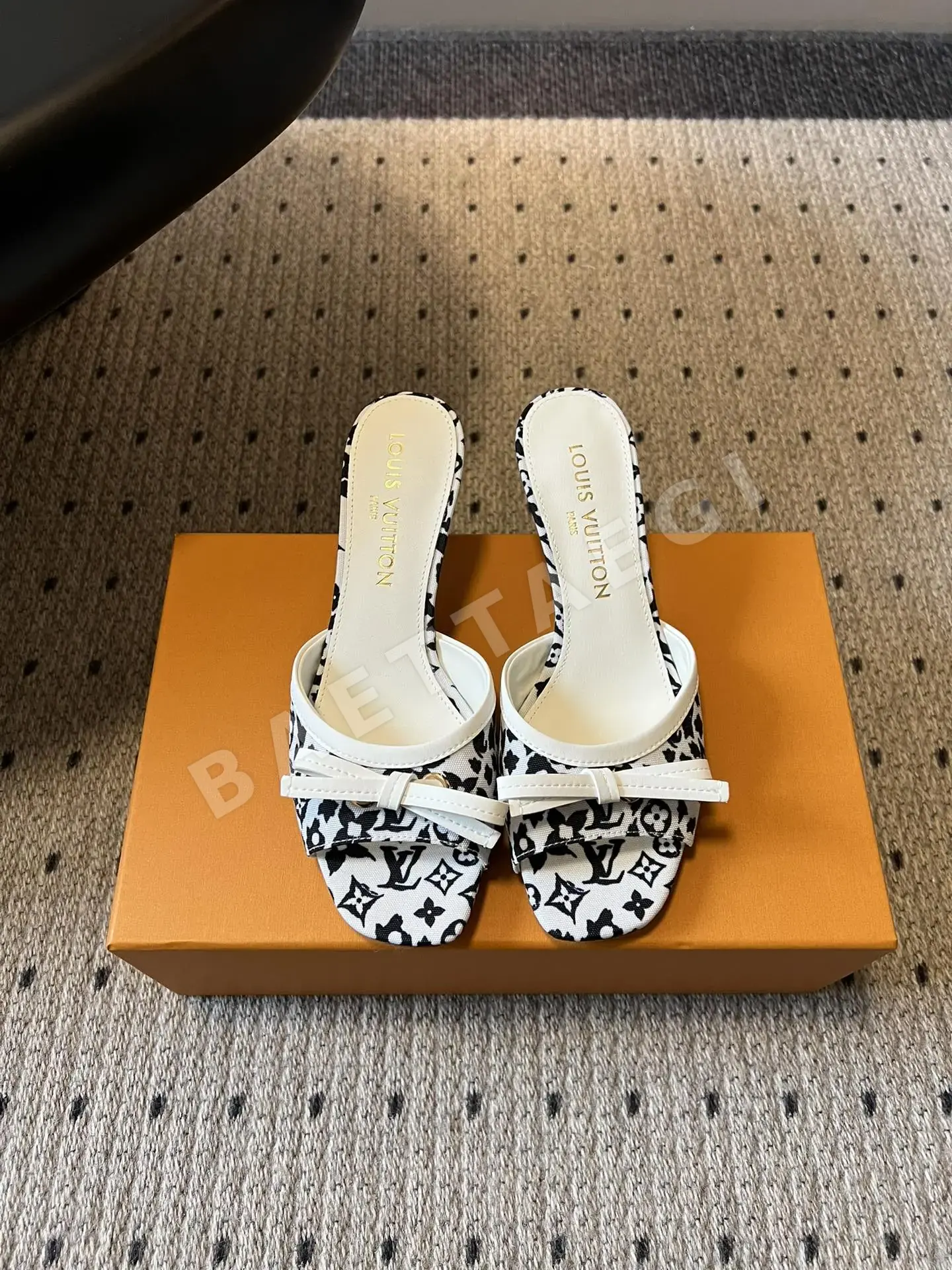 루이비통 리본 모노그램 스퀘어토 하이힐 샌들 95980