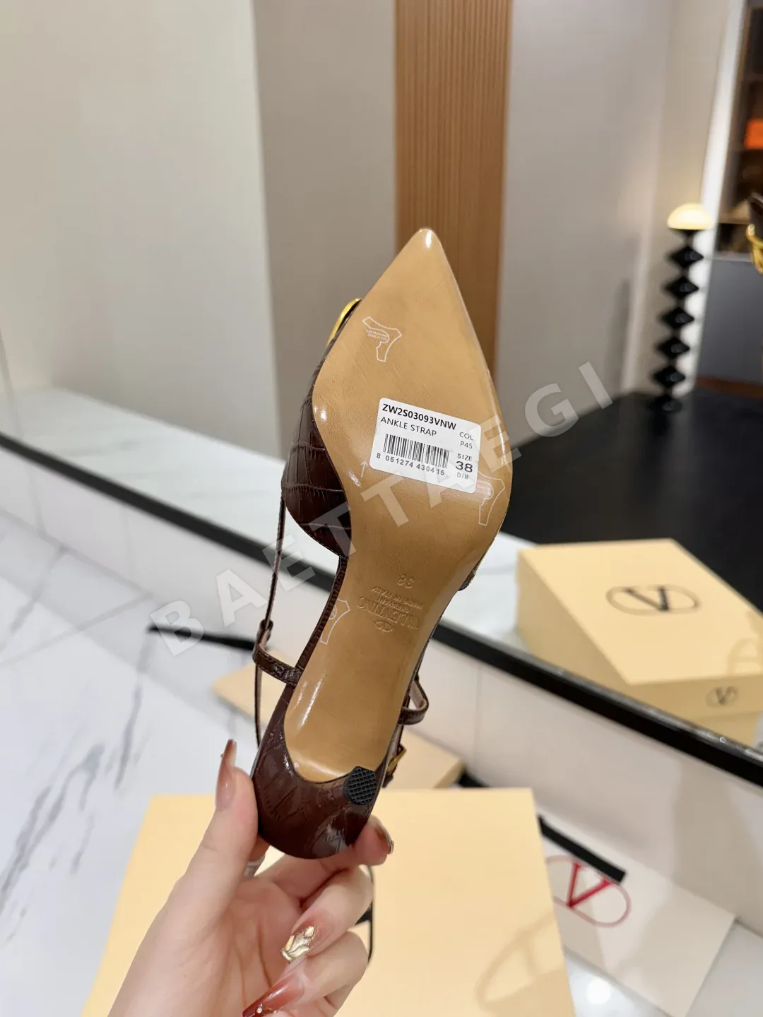 발렌티노 V로고 버클 포인티드토 하이힐 샌들 상세 이미지 9