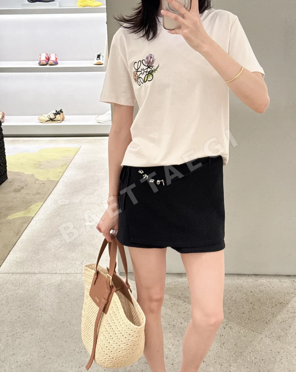 로에베 자수 플라워 반팔 티셔츠 상세 이미지 5