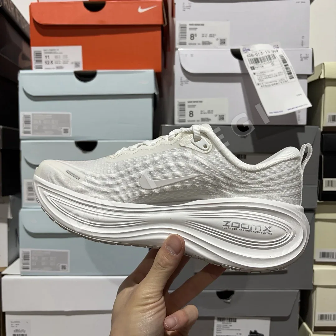 나이키 [GT] 보메로 플러스 HV8154-102 201497 Nike Vomero Plus Triple White 상세 이미지 6