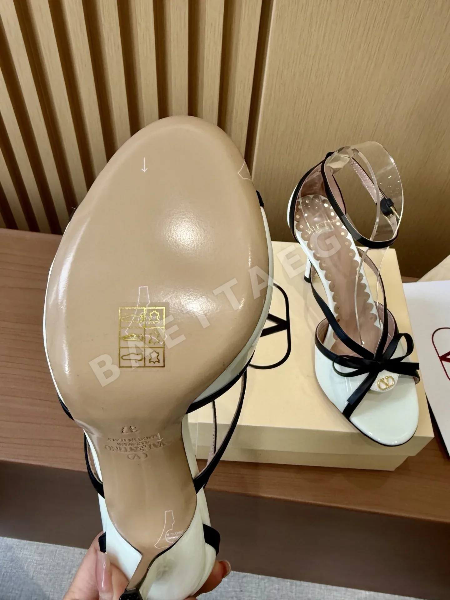 발렌티노 V 버클 보우 하이힐 샌들 상세 이미지 9