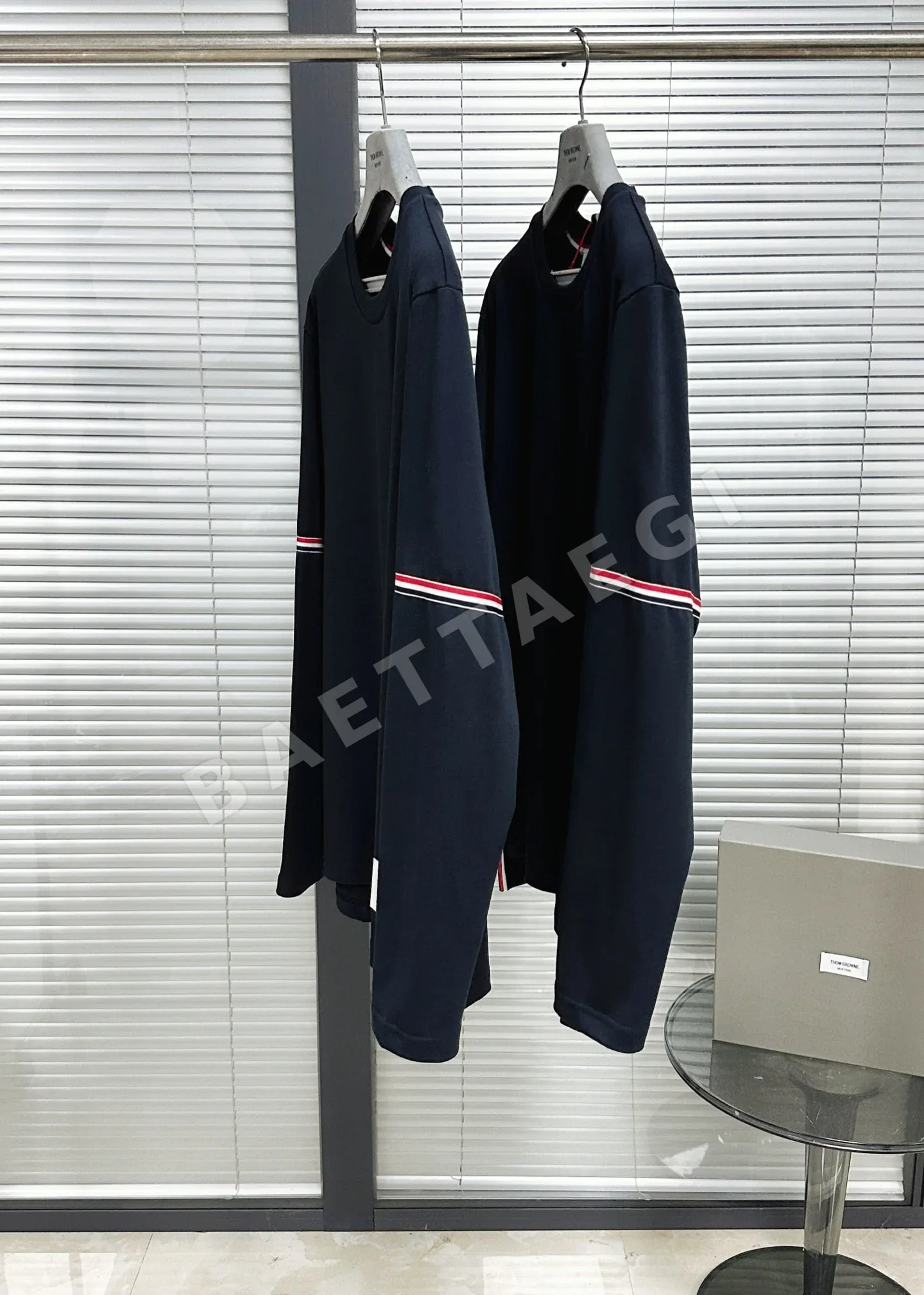 톰브라운 3색 암밴드 웨빙 긴팔 티셔츠 상세 이미지 4