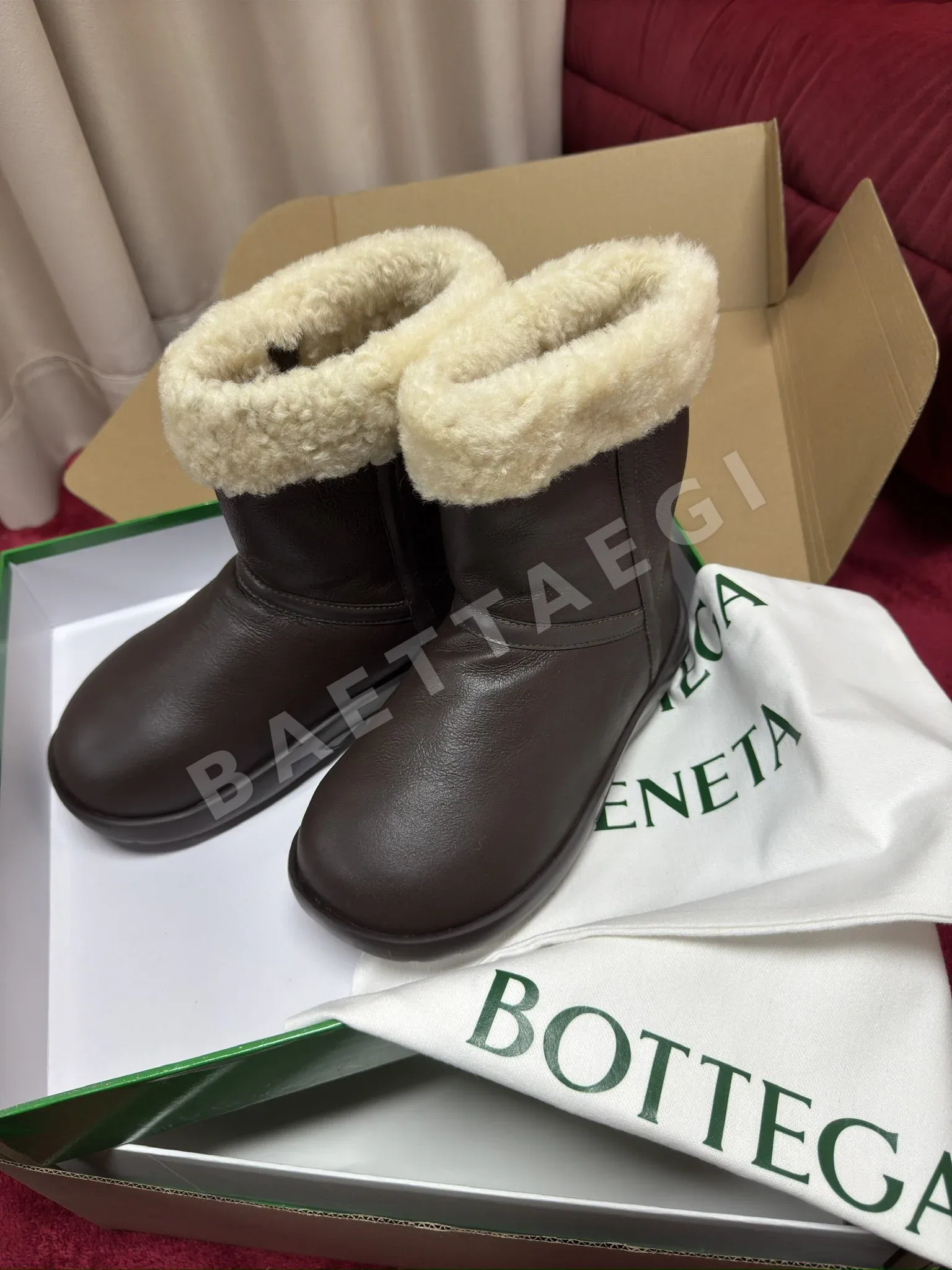 보테가베네타 램스킨 시어링 앵클 부츠 93787