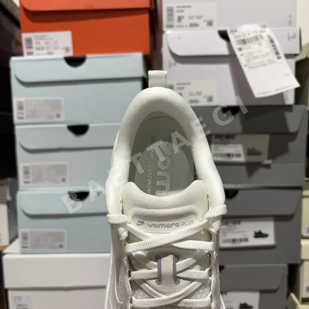 나이키 [GT] 보메로 플러스 HV8154-102 201497 Nike Vomero Plus Triple White 상세 이미지 4